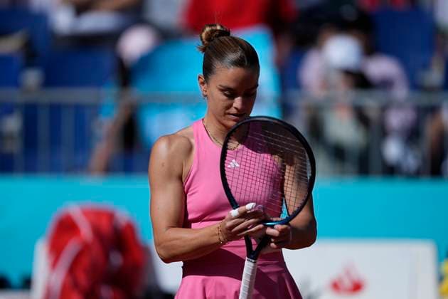 April 25, 2025, Madrid, Madrid, Spain: Maria Sakkari of Greece in action against Magda Linette of Poland during the Mutua Madrid Open 2025, ATP, Tennis Herren Masters 1000 and WTA, Tennis Damen 1000 tennis tournament, celebrated at Caja Magica on April 25, 2025 in Madrid, Spain. Madrid Spain - ZUMAa181 20250425_zaa_a181_027 Copyright: xOscarxJ.xBarrosox
