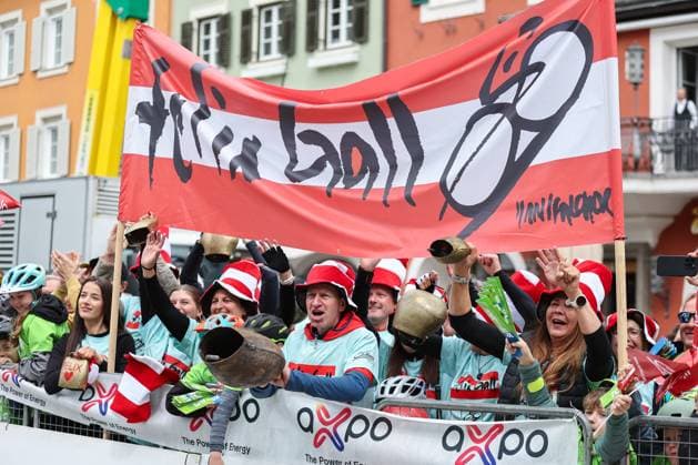 Sport Bilder des Tages CYCLING - Tour of the Alps 2025 LIENZ,AUSTRIA,25.APR.25 - CYCLING - Tour of the Alps, stage 5, Lienz - Lienz. Image shows fanclub of Felix Gall.  GEPAxpictures xDavidxGeieregger