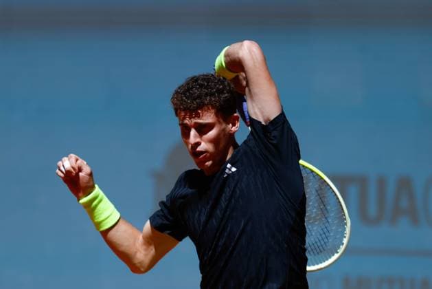April 25, 2025, Madrid, Madrid, Spain: Juan Manuel Cerundolo of Argentina plays against Felix Auger-Aliassime of Canada during the Mutua Madrid Open 2025, ATP, Tennis Herren Masters 1000 and WTA, Tennis Damen 1000, tennis tournament celebrated at Caja Magica on April 25, 2025 in Madrid, Spain. Madrid Spain - ZUMAa181 20250425_zaa_a181_116 Copyright: xDennisxAgyemanx