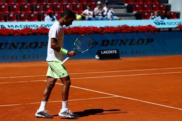 April 25, 2025, Madrid, Madrid, Spain: Felix Auger-Aliassime of Canada plays against Juan Manuel Cerundolo of Argentina during the Mutua Madrid Open 2025, ATP, Tennis Herren Masters 1000 and WTA, Tennis Damen 1000, tennis tournament celebrated at Caja Magica on April 25, 2025 in Madrid, Spain. Madrid Spain - ZUMAa181 20250425_zaa_a181_117 Copyright: xDennisxAgyemanx