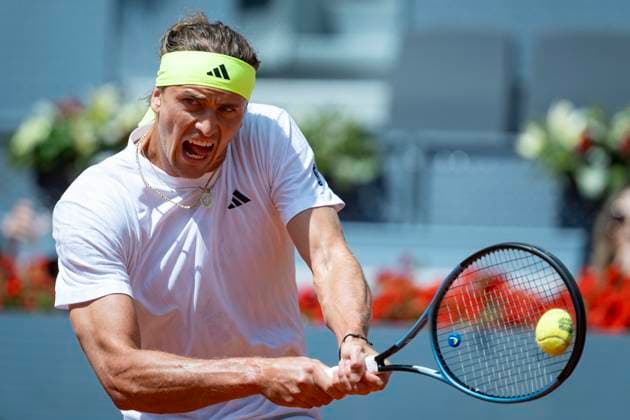 Mutua Madrid Open 2025 Alexander Zverev of Germany plays a backhand against Roberto Bautista Agut of Spain during the second round match of the Mutua Madrid Open 2025 tournament celebrated at La Caja Magica on April 25, 2025 in Madrid, Spain. Madrid La Caja Magica Madrid Spain Copyright: xAlbertoxGardinx AGardin_20250425_Mutua_Madrid_Open_10198