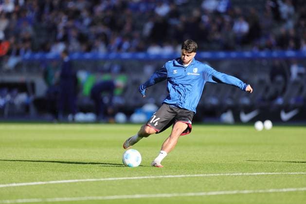 2. Fußball Bundesliga, Hertha BSC - 1. FC Magdeburg Freisteller, Einzelbild. Abu-Bekir El-Zein (Magdeburg 14), während der Begegnung in der 2. Fußball Bundesliga, Hertha BSC - 1. FC Magdeburg in Berlin, Olympiastadion, am 25.04.2025. DFB regulations prohibit any use of photographs as image sequences and or quasi video.