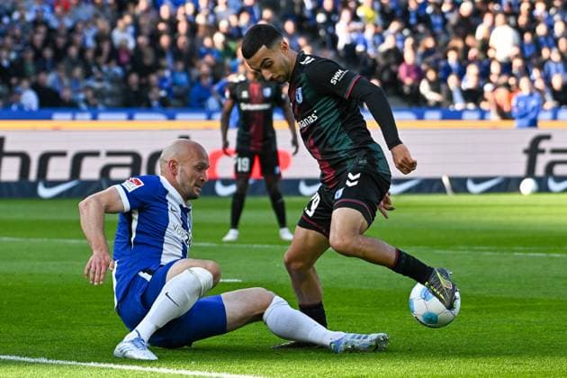 Fussball 2.Bundesliga, Hertha BSC Berlin - 1.FC Magdeburg 25.04.2025, xdanx, Fussball 2.Bundesliga, Hertha BSC Berlin - 1.FC Magdeburg v.l.Toni Leistner (Hertha BSC),Livan Burcu (1.FC Magdeburg) Zweikampf, Duell, Kampf, tackle (DFL DFB REGULATIONS PROHIBIT ANY USE OF PHOTOGRAPHS as IMAGE SEQUENCES and or QUASI-VIDEO) Daniel Lakomski Mix1Press Berlin Olympiastadion Berlin Deutschland (DEU)