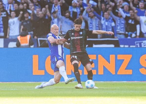 Fussball, Herren, Saison 2024 2025, 2. Bundesliga (31. Spieltag), Hertha BSC - 1. FC Magdeburg, v.l. Toni Leistner (Hertha BSC), Jean Hugonet (1. FC Magdeburg), 25.04. 2025,