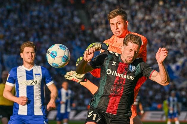 Fussball 2.Bundesliga, Hertha BSC Berlin - 1.FC Magdeburg 25.04.2025, xdanx, Fussball 2.Bundesliga, Hertha BSC Berlin - 1.FC Magdeburg v.l.Tjark Ernst (Hertha BSC),Alexander Nollenberger (1.FC Magdeburg) Zweikampf, Duell, Kampf, tackle (DFL DFB REGULATIONS PROHIBIT ANY USE OF PHOTOGRAPHS as IMAGE SEQUENCES and or QUASI-VIDEO) Daniel Lakomski Mix1Press Berlin Olympiastadion Berlin Deutschland (DEU)
