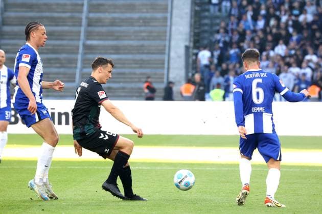 DEU, DFL, 2. FBL, Hertha BSC vs. 1.FC Magdeburg, 25.04.2025, Berliner Olympiastadion, Berlin, DEU, DFL, 2. FBL, Hertha BSC vs. 1.FC Magdeburg, im Bild Derry Scherhant (Hertha BSC Berlin 39), h6 , Martijn Kaars (1.FC Magdeburg 9) DFL - regulations prohibit any use of Photographs as image sequences and or quasi-video