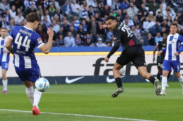25.04.2025, xtgx, Fussball - 2.Bundesliga, Hertha BSC Berlin - 1.FC Magdeburg emspor, v.l. Livan Burcu (Magdeburg, 29) am Ball, plays the ball (DFL DFB REGULATIONS PROHIBIT ANY USE OF PHOTOGRAPHS as IMAGE SEQUENCES and or QUASI-VIDEO) Berlin