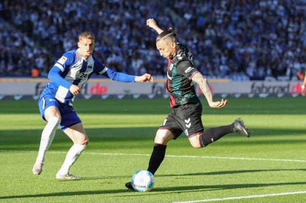 25.04.2025, xtgx, Fussball - 2.Bundesliga, Hertha BSC Berlin - 1.FC Magdeburg emspor, v.l. Baris Atik (Magdeburg, 23) am Ball, plays the ball (DFL DFB REGULATIONS PROHIBIT ANY USE OF PHOTOGRAPHS as IMAGE SEQUENCES and or QUASI-VIDEO) Berlin