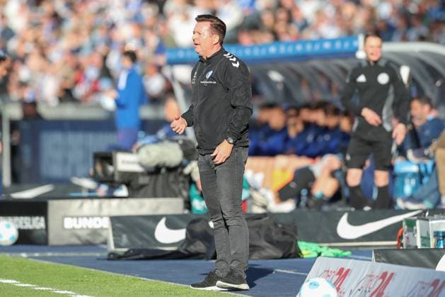 25.04.2025, xtgx, Fussball - 2.Bundesliga, Hertha BSC Berlin - 1.FC Magdeburg emspor, v.l. Christian Titz (Magdeburg, Trainer) gibt Anweisungen, gestikuliert mit den Armen, gesticulate, gives instructions (DFL DFB REGULATIONS PROHIBIT ANY USE OF PHOTOGRAPHS as IMAGE SEQUENCES and or QUASI-VIDEO) Berlin