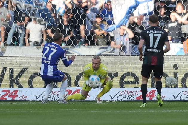 25.04.2025, xtgx, Fussball - 2.Bundesliga, Hertha BSC Berlin - 1.FC Magdeburg emspor, v.l. Dominik Reimann (Magdeburg, 1) Parade, haelt den Ball, faengt den Ball, pariert von Michael Cuisance (Hertha, 27) (DFL DFB REGULATIONS PROHIBIT ANY USE OF PHOTOGRAPHS as IMAGE SEQUENCES and or QUASI-VIDEO) Berlin
