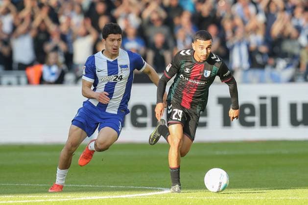 25.04.2025, xtgx, Fussball - 2.Bundesliga, Hertha BSC Berlin - 1.FC Magdeburg emspor, v.l. Ibrahim Maza (Hertha, 10), Livan Burcu (Magdeburg, 29) Zweikampf, Duell, Kampf, tackle (DFL DFB REGULATIONS PROHIBIT ANY USE OF PHOTOGRAPHS as IMAGE SEQUENCES and or QUASI-VIDEO) Berlin