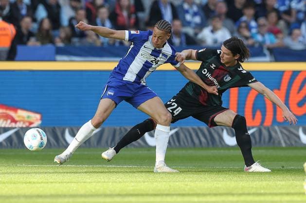 25.04.2025, xtgx, Fussball - 2.Bundesliga, Hertha BSC Berlin - 1.FC Magdeburg emspor, v.l. Derry Scherhant (Hertha, 39), Jean Hugonet (Magdeburg, 24) Zweikampf, Duell, Kampf, tackle (DFL DFB REGULATIONS PROHIBIT ANY USE OF PHOTOGRAPHS as IMAGE SEQUENCES and or QUASI-VIDEO) Berlin