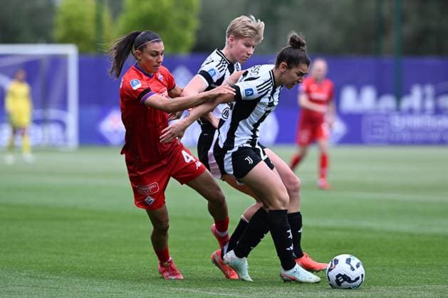 Bonfantini Agnese (ACF FIorentina) vs Bergamaschi Valentina (Juventus FC) during ACF Fiorentina vs Juventus FC, Italian football Serie A Women match in Bagno a Ripoli (FI), Italy, April 25 2025  Copyright: xFilippoxTomasi IPAxSportx xipa-agency.netx xx IPA_56884917 IPA_Agency_IPA56884917