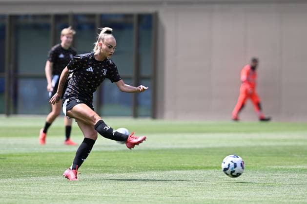 Alisha Lehmann (Juventus) warm up during ACF Fiorentina vs Juventus FC, Italian football Serie A Women match in Bagno a Ripoli (FI), Italy, April 25 2025  Copyright: xFilippoxTomasi IPAxSportx xipa-agency.netx xx IPA_56884928 IPA_Agency_IPA56884928