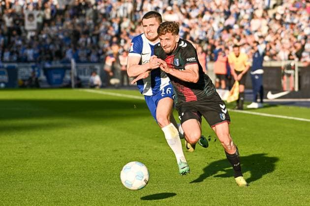 Fussball 2.Bundesliga, Hertha BSC Berlin - 1.FC Magdeburg 25.04.2025, xdanx, Fussball 2.Bundesliga, Hertha BSC Berlin - 1.FC Magdeburg v.l.Jonjoe Kenny (Hertha BSC),Alexander Nollenberger (1.FC Magdeburg) Zweikampf, Duell, Kampf, tackle (DFL DFB REGULATIONS PROHIBIT ANY USE OF PHOTOGRAPHS as IMAGE SEQUENCES and or QUASI-VIDEO) Daniel Lakomski Mix1Press Berlin Olympiastadion Berlin Deutschland (DEU)