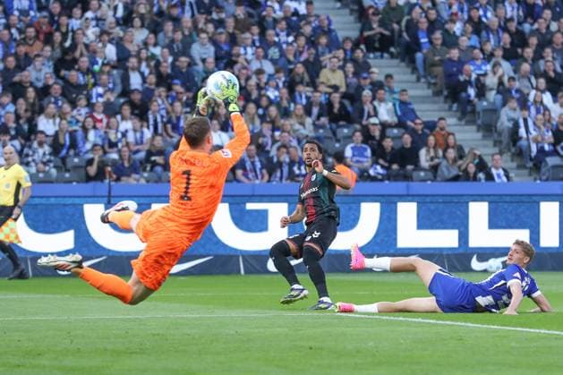 25.04.2025, xtgx, Fussball - 2.Bundesliga, Hertha BSC Berlin - 1.FC Magdeburg emspor, v.l. Tjark Ernst (Hertha, 1) Parade, haelt den Ball, faengt den Ball, pariert von Xavier Amaechi (Magdeburg, 20) (DFL DFB REGULATIONS PROHIBIT ANY USE OF PHOTOGRAPHS as IMAGE SEQUENCES and or QUASI-VIDEO) Berlin