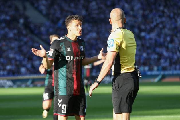 25.04.2025, xtgx, Fussball - 2.Bundesliga, Hertha BSC Berlin - 1.FC Magdeburg emspor, v.l. Martijn Kaars (Magdeburg, 9) diskutiert mit Schiedsrichter, Schiri, referee Patrick Schwengers (DFL DFB REGULATIONS PROHIBIT ANY USE OF PHOTOGRAPHS as IMAGE SEQUENCES and or QUASI-VIDEO) Berlin