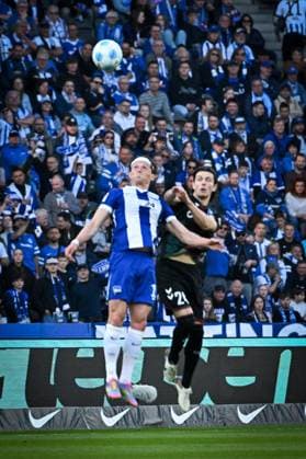 Fussball 2.Bundesliga, Hertha BSC Berlin - 1.FC Magdeburg 25.04.2025, xdanx, Fussball 2.Bundesliga, Hertha BSC Berlin - 1.FC Magdeburg v.l. Fabian Reese (Hertha BSC),Jean Hugonet (1.FC Magdeburg) Zweikampf, Duell, Kampf, tackle (DFL DFB REGULATIONS PROHIBIT ANY USE OF PHOTOGRAPHS as IMAGE SEQUENCES and or QUASI-VIDEO) Daniel Lakomski Mix1Press Berlin Olympiastadion Berlin Deutschland (DEU)