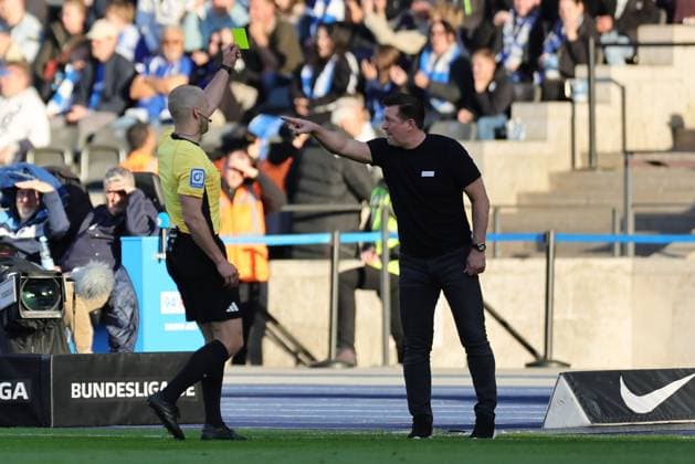 2. Fußball Bundesliga, Hertha BSC - 1. FC Magdeburg Gelb, die gelbe Karte, Trainer Christian Titz erhält die Gelbe Karte von Schiedsrichter Patrick Schwengers, während der Begegnung in der 2. Fußball Bundesliga, Hertha BSC - 1. FC Magdeburg in Berlin, Olympiastadion, am 25.04.2025. DFB regulations prohibit any use of photographs as image sequences and or quasi video.