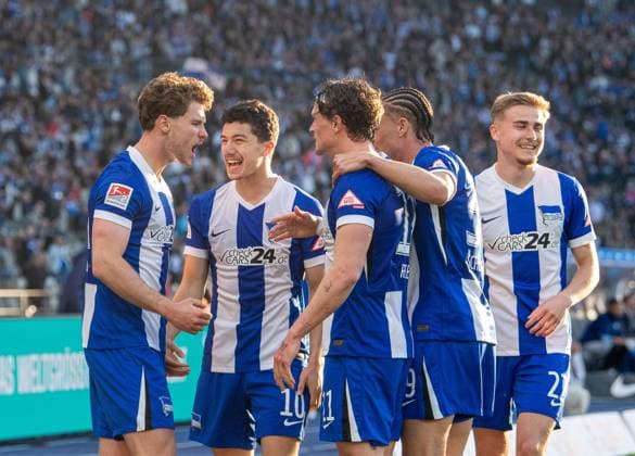 Fussball, Herren, Saison 2024 2025, 2. Bundesliga (31. Spieltag), Hertha BSC - 1. FC Magdeburg, v.l. Linus Gechter (Hertha BSC), Ibrahim Maza (Hertha BSC), Fabian Reese (Hertha BSC), Derry Scherhant (Hertha BSC), Marten Winkler (Hertha BSC), Jubel nach Tor zum 1:1, 25.04. 2025,