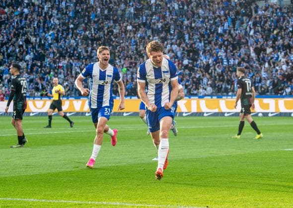 Fussball, Herren, Saison 2024 2025, 2. Bundesliga (31. Spieltag), Hertha BSC - 1. FC Magdeburg, v.l. Marton Dardai (Hertha BSC), Linus Gechter (Hertha BSC), Jubel nach Tor zum 1:1, 25.04. 2025,