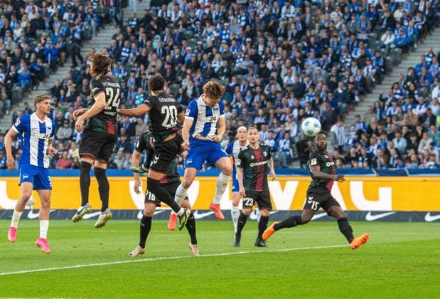 Fussball, Herren, Saison 2024 2025, 2. Bundesliga (31. Spieltag), Hertha BSC - 1. FC Magdeburg, Linus Gechter (Hertha BSC) erzielt das Tor zum 1:1 gegen Jean Hugonet (1. FC Magdeburg), Xavier Amaechi (1. FC Magdeburg), Marcus Mathisen (1. FC Magdeburg), Baris Atik (1. FC Magdeburg) und Daniel Heber (1. FC Magdeburg), 25.04. 2025,