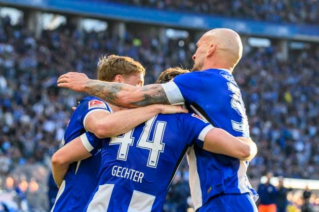 im Bild v.l.: Linus Gechter (Hertha BSC, 44), Toni Leistner (Hertha BSC, 37), Kopfballtor durch Linus Gechter (Hertha BSC, 44), Tor, Zweikampf, Action, Kampf, kaempft um den Ball, GER, Berlin, Fussball, Hertha BSC vs 1.FC Magdeburg, DFB, Bundesliga, Spielzeit 2024 2025, DFB DFL REGULATIONS PROHIBIT ANY USE OF PHOTOGRAPHS AS IMAGE SEQUENCES AND OR QUASI-VIDEO, 25.04.2025
