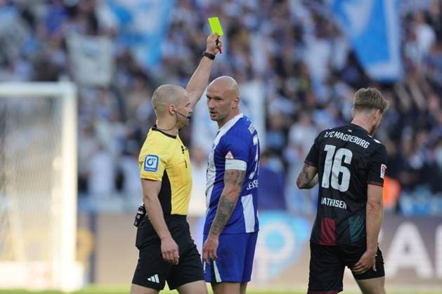 2. Fußball Bundesliga, Hertha BSC - 1. FC Magdeburg Gelb, die gelbe Karte, Marcus Mathisen (Magdeburg 16) erhält die Gelbe Karte von Schiedsrichter Patrick Schwengers, während der Begegnung in der 2. Fußball Bundesliga, Hertha BSC - 1. FC Magdeburg in Berlin, Olympiastadion, am 25.04.2025. DFB regulations prohibit any use of photographs as image sequences and or quasi video.