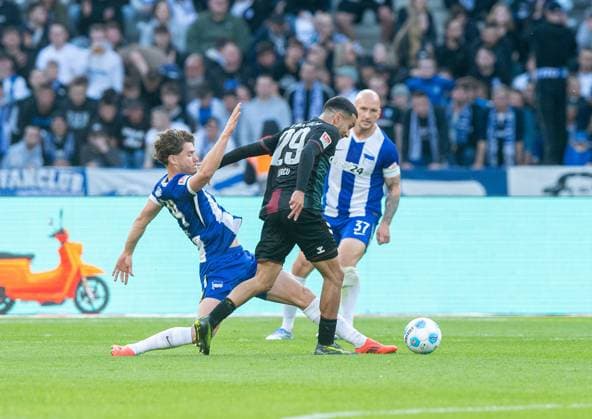 Fussball, Herren, Saison 2024 2025, 2. Bundesliga (31. Spieltag), Hertha BSC - 1. FC Magdeburg, v.l. Linus Gechter (Hertha BSC), Livan Burcu (1. FC Magdeburg), Toni Leistner (Hertha BSC), 25.04. 2025,