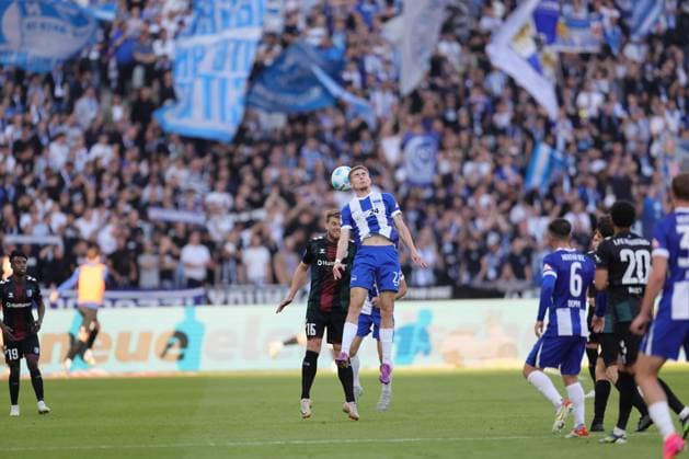 2. Fußball Bundesliga, Hertha BSC - 1. FC Magdeburg Kopfball, Kopfballduell zwischen Marten Winkler (Hertha BSC Berlin 22) und Marcus Mathisen (Magdeburg 16), während der Begegnung in der 2. Fußball Bundesliga, Hertha BSC - 1. FC Magdeburg in Berlin, Olympiastadion, am 25.04.2025. DFB regulations prohibit any use of photographs as image sequences and or quasi video.