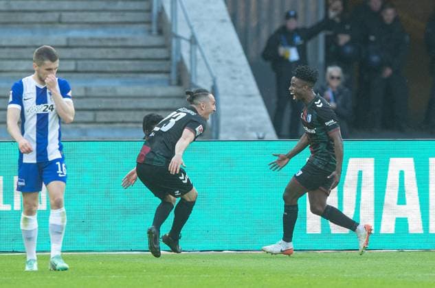 Fussball, Herren, Saison 2024 2025, 2. Bundesliga (31. Spieltag), Hertha BSC - 1. FC Magdeburg, v.l. Jonjoe Kenny (Hertha BSC), Baris Atik (1. FC Magdeburg), Lubambo Musonda (1. FC Magdeburg), Jubel nach Tor zum 0:1, 25.04. 2025,