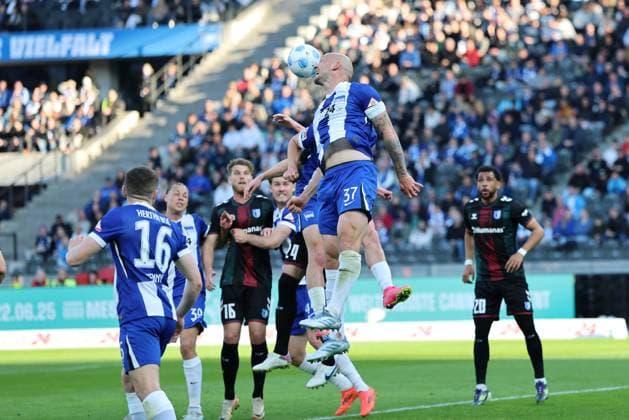 2. Fußball Bundesliga, Hertha BSC - 1. FC Magdeburg Toni Leistner (Hertha BSC Berlin 37) beim Kopfball, während der Begegnung in der 2. Fußball Bundesliga, Hertha BSC - 1. FC Magdeburg in Berlin, Olympiastadion, am 25.04.2025. DFB regulations prohibit any use of photographs as image sequences and or quasi video.