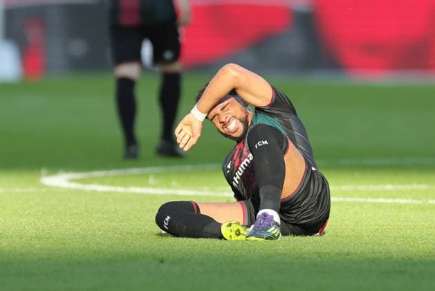 2. Fußball Bundesliga, Hertha BSC - 1. FC Magdeburg Xavier Amaechi (Magdeburg 20) verletzt am Boden, während der Begegnung in der 2. Fußball Bundesliga, Hertha BSC - 1. FC Magdeburg in Berlin, Olympiastadion, am 25.04.2025. DFB regulations prohibit any use of photographs as image sequences and or quasi video.