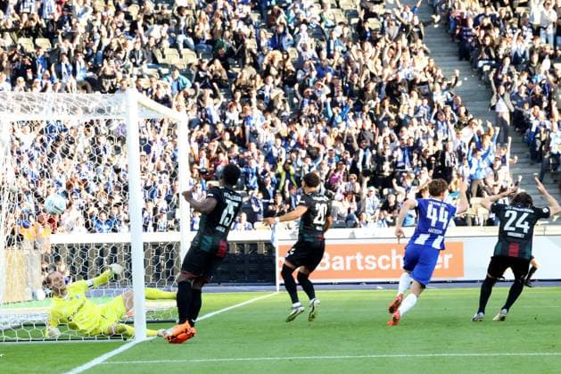 DEU, DFL, 2. FBL, Hertha BSC vs. 1.FC Magdeburg, 25.04.2025, Berliner Olympiastadion, Berlin, DEU, DFL, 2. FBL, Hertha BSC vs. 1.FC Magdeburg, im Bild 1:1 durch Linus Gechter (Hertha BSC Berlin 44), Toni Leistner (Hertha BSC Berlin 37), Marcus Mathisen (1.FC Magdeburg 16), Dominik Reimann (1.FC Magdeburg 1) DFL - regulations prohibit any use of Photographs as image sequences and or quasi-video