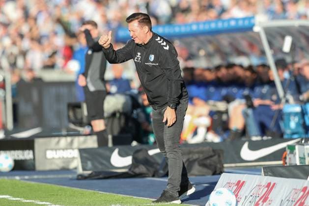 25.04.2025, xtgx, Fussball - 2.Bundesliga, Hertha BSC Berlin - 1.FC Magdeburg emspor, v.l. Christian Titz (Magdeburg, Trainer) gibt Anweisungen, gestikuliert mit den Armen, gesticulate, gives instructions (DFL DFB REGULATIONS PROHIBIT ANY USE OF PHOTOGRAPHS as IMAGE SEQUENCES and or QUASI-VIDEO) Berlin