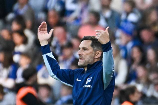 Fussball 2.Bundesliga, Hertha BSC Berlin - 1.FC Magdeburg 25.04.2025, xdanx, Fussball 2.Bundesliga, Hertha BSC Berlin - 1.FC Magdeburg v.l. Stefan Leitl (Hertha BSC Trainer) gibt Anweisungen, gestikuliert mit den Armen, gesticulate, gives instructions (DFL DFB REGULATIONS PROHIBIT ANY USE OF PHOTOGRAPHS as IMAGE SEQUENCES and or QUASI-VIDEO) Daniel Lakomski Mix1Press Berlin Olympiastadion Berlin Deutschland (DEU)