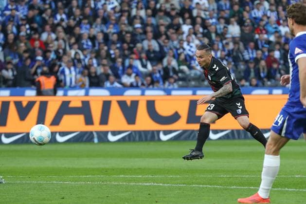 25.04.2025, xtgx, Fussball - 2.Bundesliga, Hertha BSC Berlin - 1.FC Magdeburg emspor, v.l. Baris Atik (Magdeburg, 23) Torschuss, schiesst den Ball aufs Tor, Schuss (DFL DFB REGULATIONS PROHIBIT ANY USE OF PHOTOGRAPHS as IMAGE SEQUENCES and or QUASI-VIDEO) Berlin