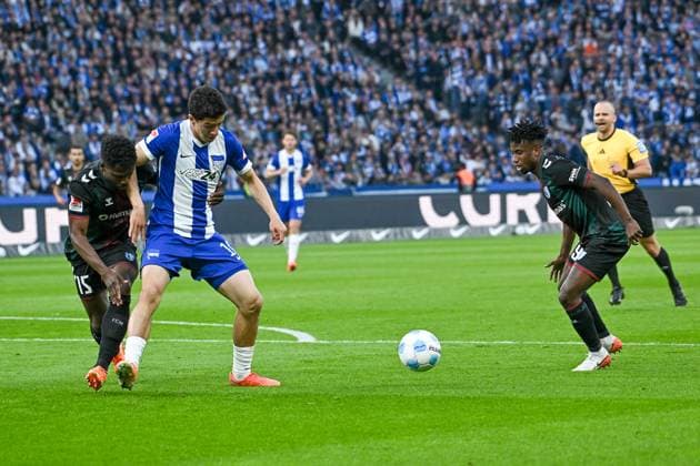 Fussball 2.Bundesliga, Hertha BSC Berlin - 1.FC Magdeburg 25.04.2025, xdanx, Fussball 2.Bundesliga, Hertha BSC Berlin - 1.FC Magdeburg v.l. Daniel Heber (1.FC Magdeburg), Ibrahim Maza (Hertha BSC), Lubambo Musonda (1.FC Magdeburg) Zweikampf, Duell, Kampf, tackle (DFL DFB REGULATIONS PROHIBIT ANY USE OF PHOTOGRAPHS as IMAGE SEQUENCES and or QUASI-VIDEO) Daniel Lakomski Mix1Press Berlin Olympiastadion Berlin Deutschland (DEU)