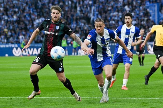 Fussball 2.Bundesliga, Hertha BSC Berlin - 1.FC Magdeburg 25.04.2025, xdanx, Fussball 2.Bundesliga, Hertha BSC Berlin - 1.FC Magdeburg v.l.Marcus Mathisen (1.FC Magdeburg), Derry Scherhant (Hertha BSC) Zweikampf, Duell, Kampf, tackle (DFL DFB REGULATIONS PROHIBIT ANY USE OF PHOTOGRAPHS as IMAGE SEQUENCES and or QUASI-VIDEO) Daniel Lakomski Mix1Press Berlin Olympiastadion Berlin Deutschland (DEU)