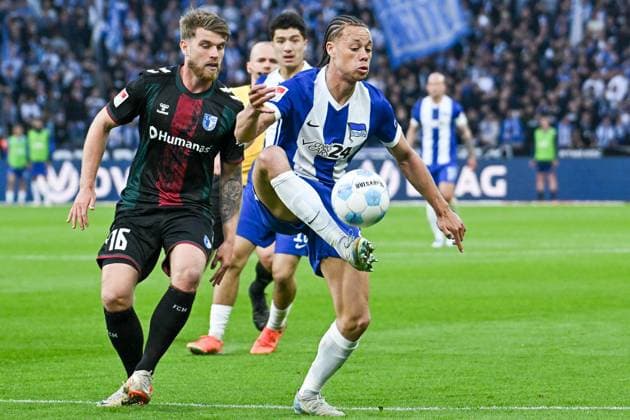 Fussball 2.Bundesliga, Hertha BSC Berlin - 1.FC Magdeburg 25.04.2025, xdanx, Fussball 2.Bundesliga, Hertha BSC Berlin - 1.FC Magdeburg v.l. Marcus Mathisen (1.FC Magdeburg), Derry Scherhant (Hertha BSC) Zweikampf, Duell, Kampf, tackle (DFL DFB REGULATIONS PROHIBIT ANY USE OF PHOTOGRAPHS as IMAGE SEQUENCES and or QUASI-VIDEO) Daniel Lakomski Mix1Press Berlin Olympiastadion Berlin Deutschland (DEU)