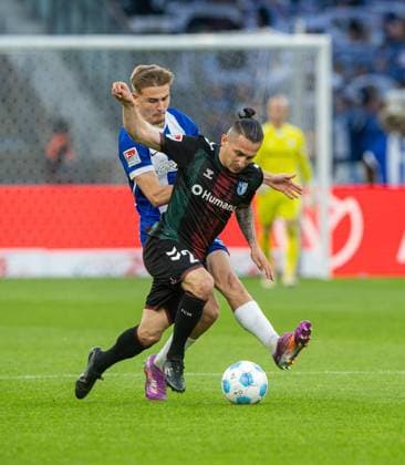 Fussball, Herren, Saison 2024 2025, 2. Bundesliga (31. Spieltag), Hertha BSC - 1. FC Magdeburg, v.l. Marten Winkler (Hertha BSC), Baris Atik (1. FC Magdeburg), 25.04. 2025,