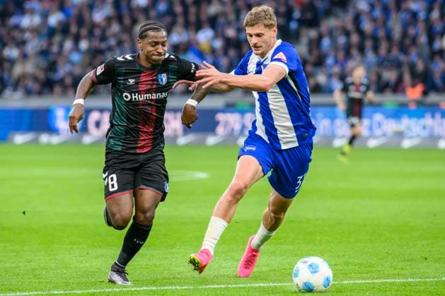 im Bild v.l.: Bryan Teixeira (1.FC Magdeburg, 8), Marton Dardai (Hertha BSC, 31), Zweikampf, Action, Kampf, kaempft um den Ball, GER, Berlin, Fussball, Hertha BSC vs 1.FC Magdeburg, DFB, Bundesliga, Spielzeit 2024 2025, DFB DFL REGULATIONS PROHIBIT ANY USE OF PHOTOGRAPHS AS IMAGE SEQUENCES AND OR QUASI-VIDEO, 25.04.2025