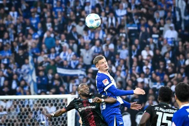 Fussball 2.Bundesliga, Hertha BSC Berlin - 1.FC Magdeburg 25.04.2025, xdanx, Fussball 2.Bundesliga, Hertha BSC Berlin - 1.FC Magdeburg v.l. Silas Gnaka (1.FC Magdeburg), Michael Cuisance (Hertha BSC) Zweikampf, Duell, Kampf, tackle (DFL DFB REGULATIONS PROHIBIT ANY USE OF PHOTOGRAPHS as IMAGE SEQUENCES and or QUASI-VIDEO) Daniel Lakomski Mix1Press Berlin Olympiastadion Berlin Deutschland (DEU)