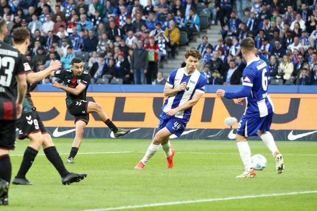 25.04.2025, xtgx, Fussball - 2.Bundesliga, Hertha BSC Berlin - 1.FC Magdeburg emspor, v.l. Livan Burcu (Magdeburg, 29) Torschuss, schiesst den Ball aufs Tor, Schuss (DFL DFB REGULATIONS PROHIBIT ANY USE OF PHOTOGRAPHS as IMAGE SEQUENCES and or QUASI-VIDEO) Berlin