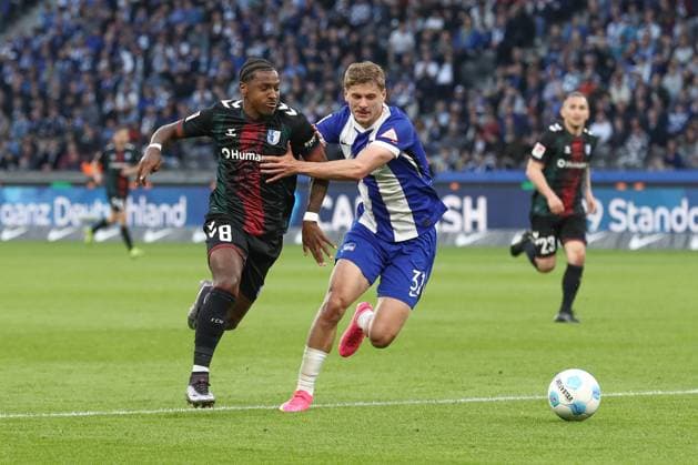 25.04.2025, xtgx, Fussball - 2.Bundesliga, Hertha BSC Berlin - 1.FC Magdeburg emspor, v.l. Bryan Teixeira (Magdeburg, 8), Marton Dardai (Hertha, 31) Zweikampf, Duell, Kampf, tackle (DFL DFB REGULATIONS PROHIBIT ANY USE OF PHOTOGRAPHS as IMAGE SEQUENCES and or QUASI-VIDEO) Berlin