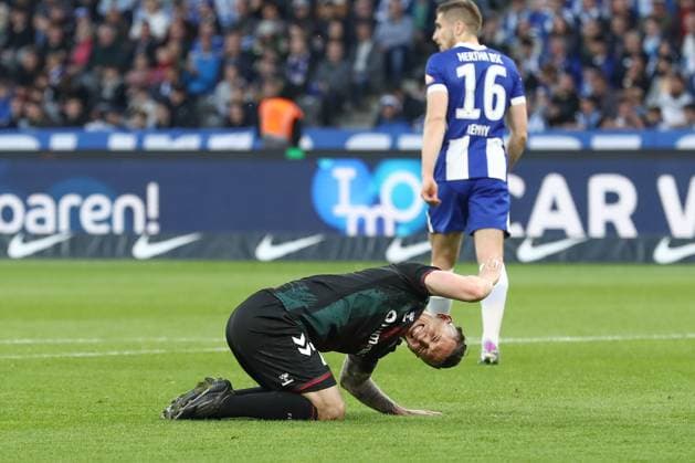 25.04.2025, xtgx, Fussball - 2.Bundesliga, Hertha BSC Berlin - 1.FC Magdeburg emspor, v.l. Baris Atik (Magdeburg, 23) ärgert sich, Haut vor Wut auf den Rasen (DFL DFB REGULATIONS PROHIBIT ANY USE OF PHOTOGRAPHS as IMAGE SEQUENCES and or QUASI-VIDEO) Berlin