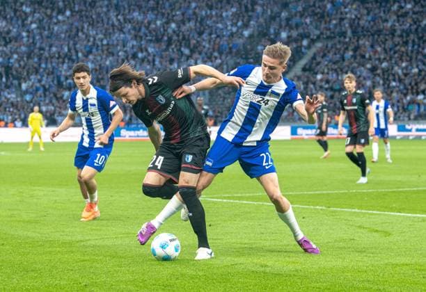 Fussball, Herren, Saison 2024 2025, 2. Bundesliga (31. Spieltag), Hertha BSC - 1. FC Magdeburg, v.l. Jean Hugonet (1. FC Magdeburg), Marten Winkler (Hertha BSC), 25.04. 2025,