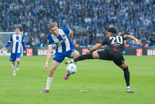 Fussball, Herren, Saison 2024 2025, 2. Bundesliga (31. Spieltag), Hertha BSC - 1. FC Magdeburg, v.l. Marten Winkler (Hertha BSC), Xavier Amaechi (1. FC Magdeburg), 25.04. 2025,