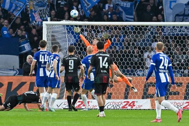 Fussball 2.Bundesliga, Hertha BSC Berlin - 1.FC Magdeburg 25.04.2025, xdanx, Fussball 2.Bundesliga, Hertha BSC Berlin - 1.FC Magdeburg v.l.Torparade von Tjark Ernst (Hertha BSC) (DFL DFB REGULATIONS PROHIBIT ANY USE OF PHOTOGRAPHS as IMAGE SEQUENCES and or QUASI-VIDEO) Daniel Lakomski Mix1Press Berlin Olympiastadion Berlin Deutschland (DEU)