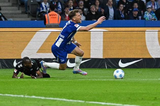 Fussball 2.Bundesliga, Hertha BSC Berlin - 1.FC Magdeburg 25.04.2025, xdanx, Fussball 2.Bundesliga, Hertha BSC Berlin - 1.FC Magdeburg v.l. Silas Gnaka (1.FC Magdeburg), Florian Niederlechner (Hertha BSC) Zweikampf, Duell, Kampf, tackle (DFL DFB REGULATIONS PROHIBIT ANY USE OF PHOTOGRAPHS as IMAGE SEQUENCES and or QUASI-VIDEO) Daniel Lakomski Mix1Press Berlin Olympiastadion Berlin Deutschland (DEU)